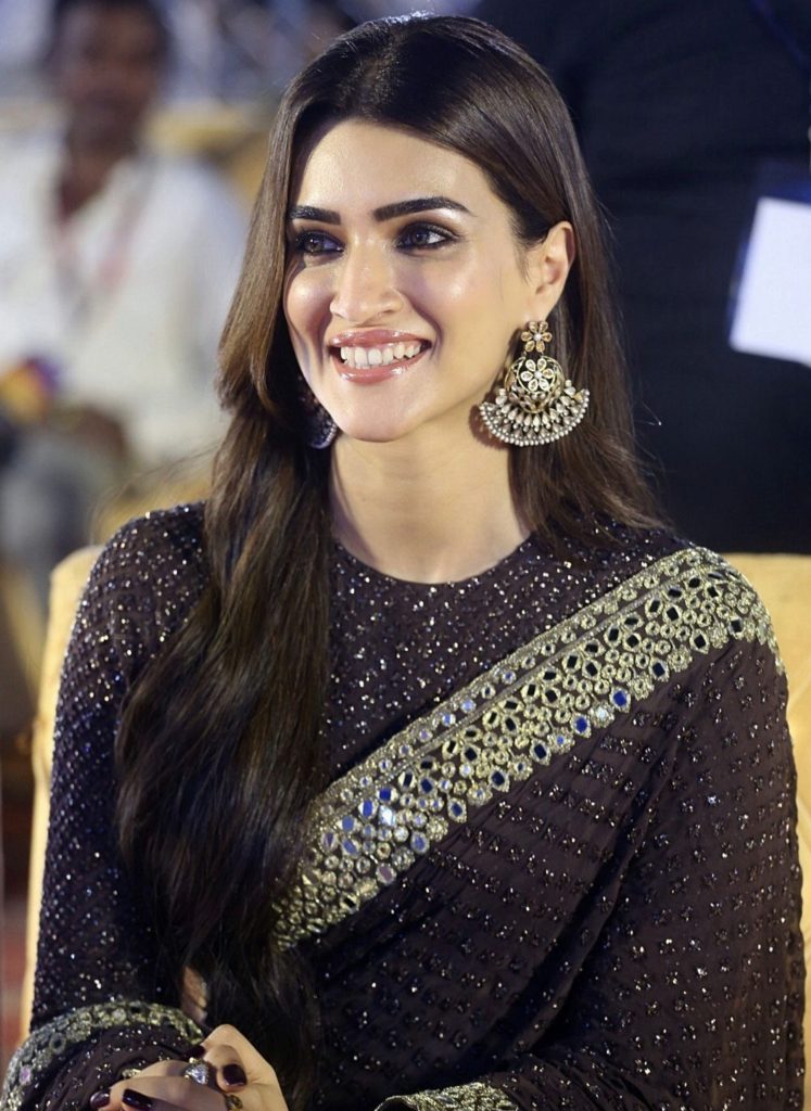 Kriti Sanon Biography, Age, Height, Figure, Net Worth » Newzoz Kriti Sanon at Adipurush pre release event 2 cropped » Newzoz